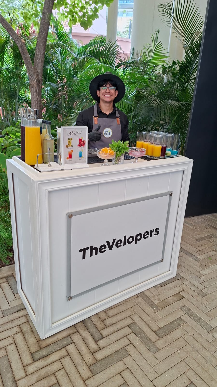 Bartender de Happy Drink en una barra de mocktails