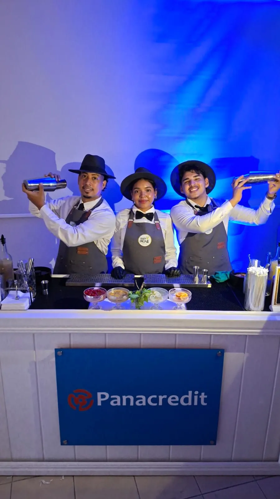 Bartenders de Happy Drink en la activación de marca de Panacredit
