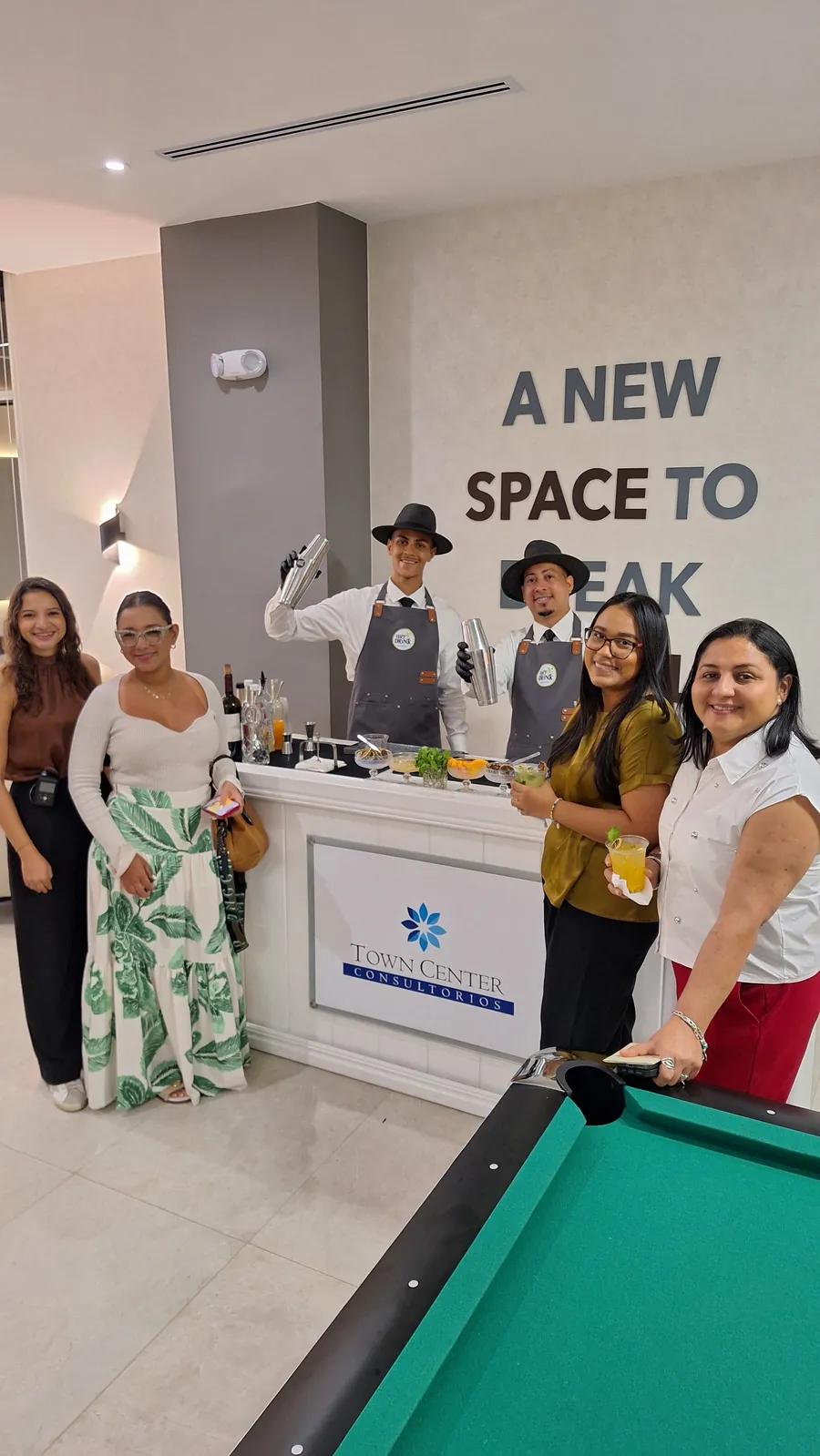 Invitadas y bartenders de Happy Drink junto a la barra de coctelería en Town Center Consultorios